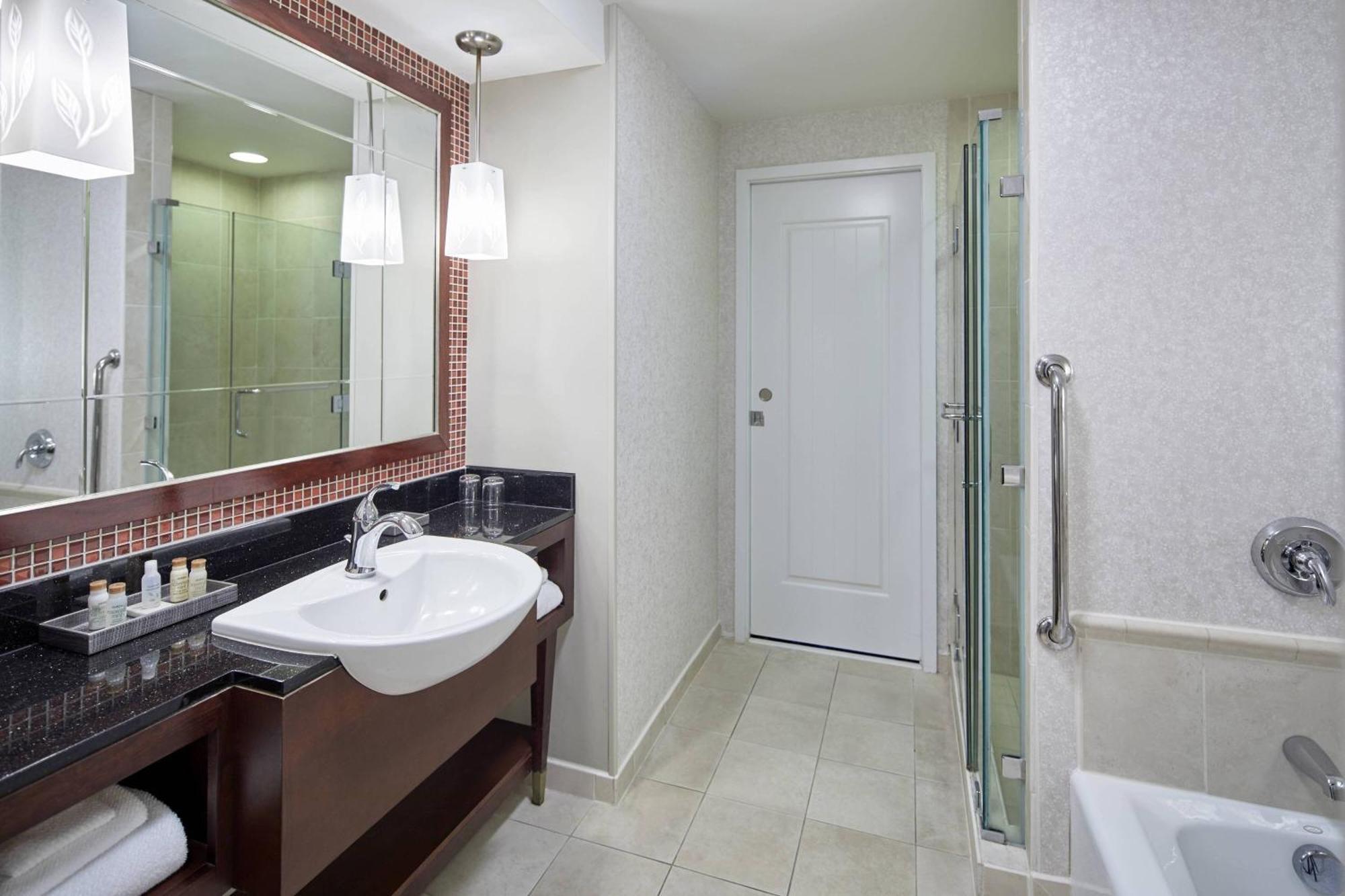 Renaissance & At The Convention Center Hotel 4*