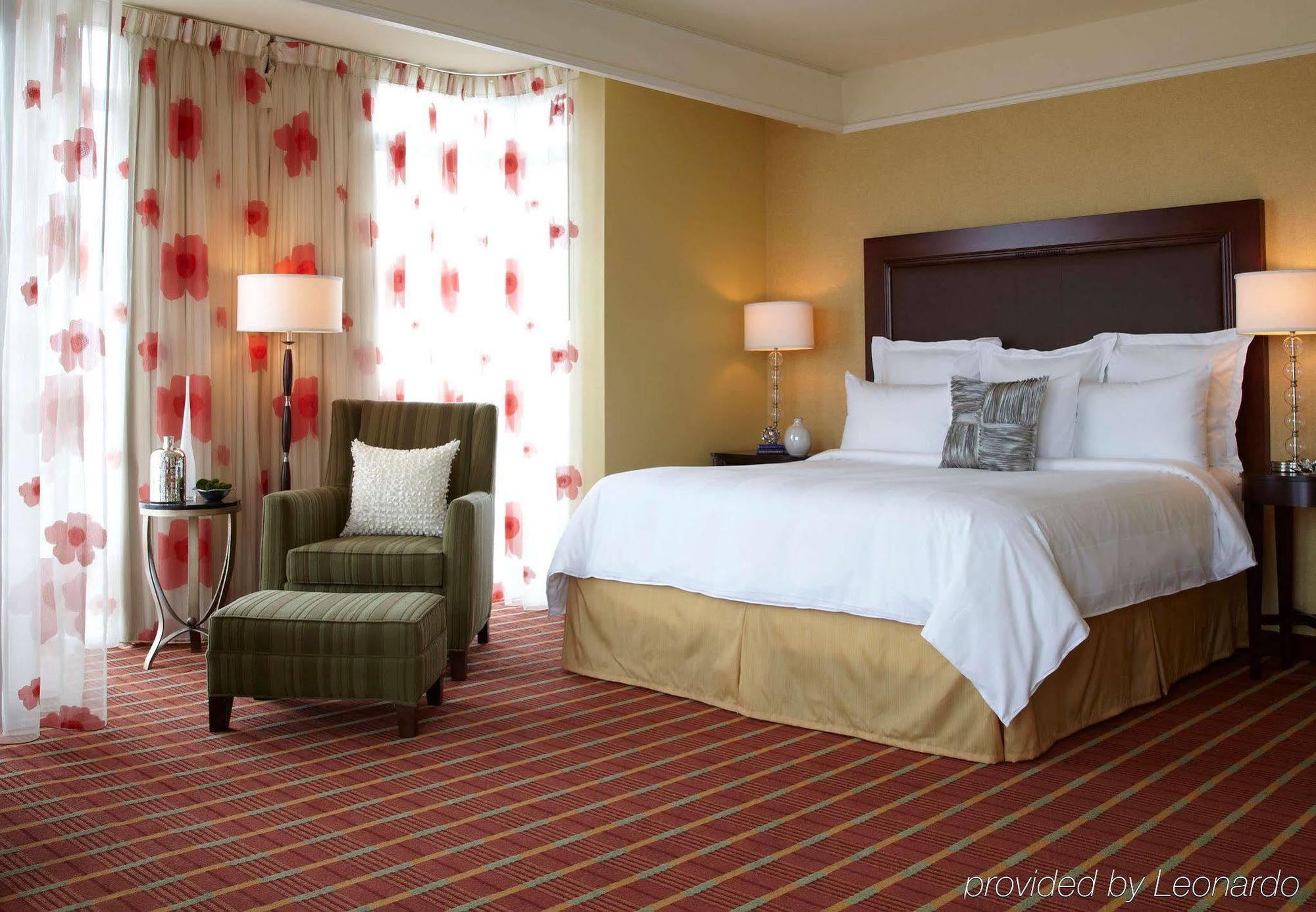 Hotel Renaissance & At The Convention Center 4*