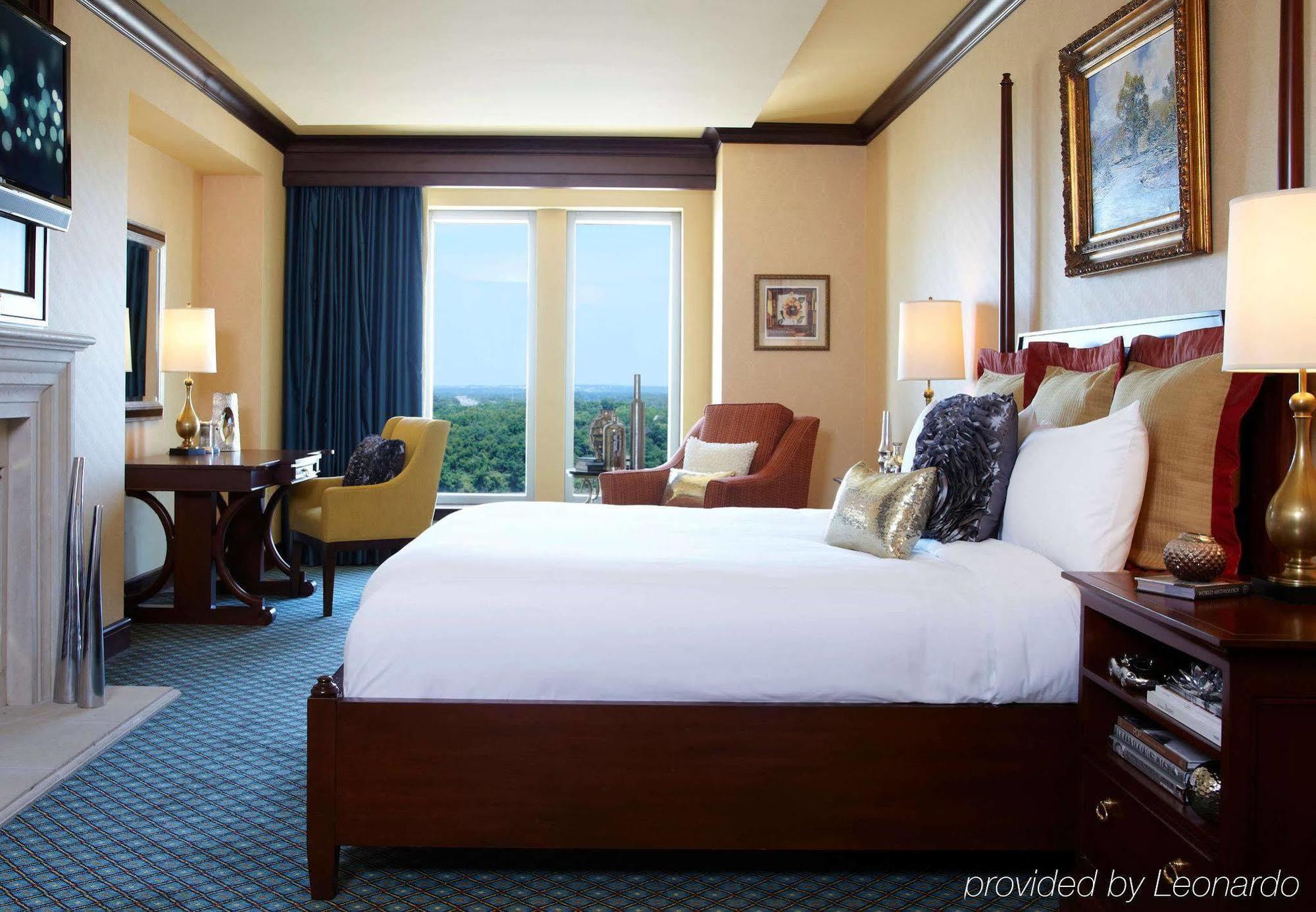 Hotel Renaissance & At The Convention Center 4*