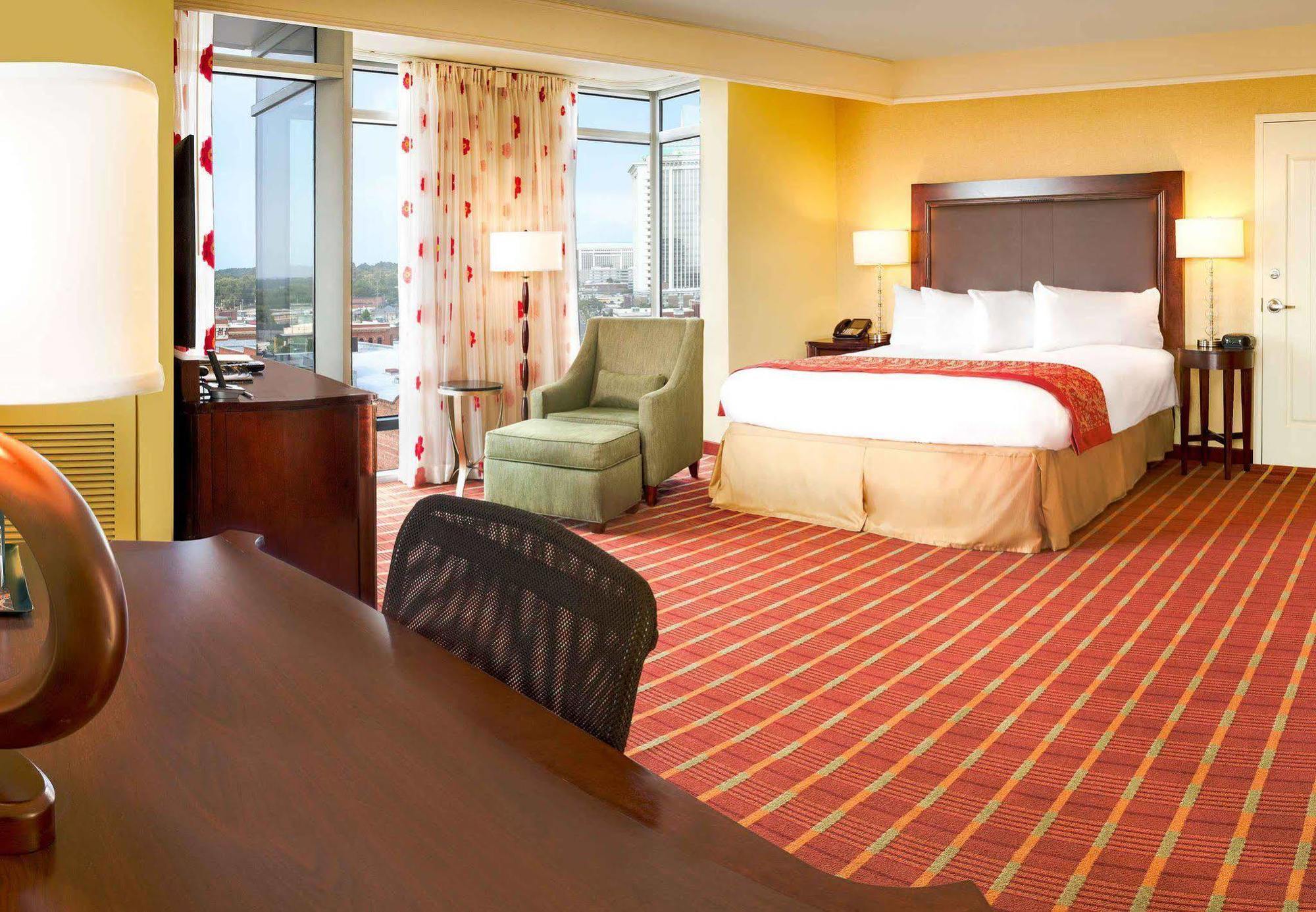 Hotel Renaissance & At The Convention Center 4*