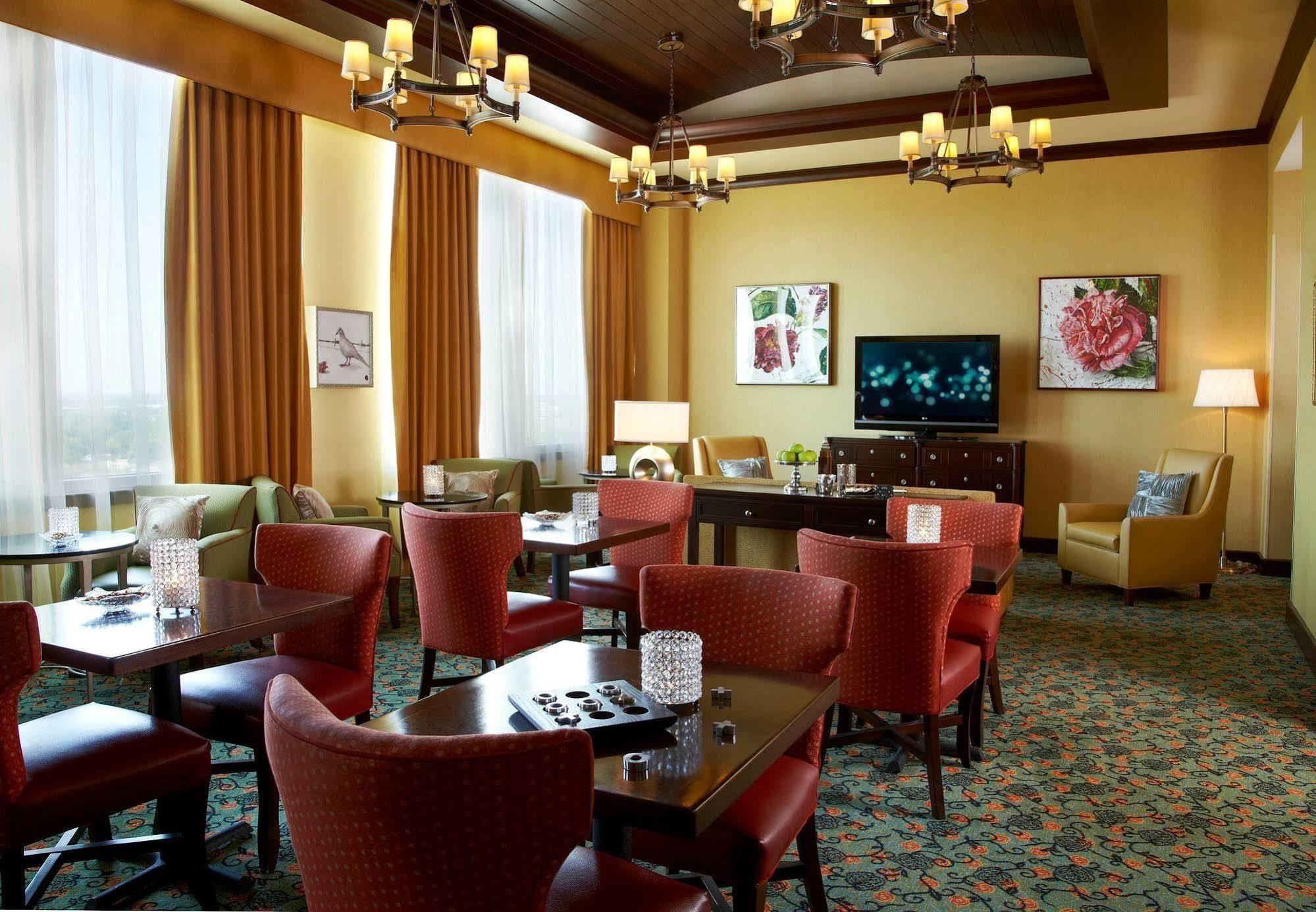 Hotel Renaissance & At The Convention Center 4*