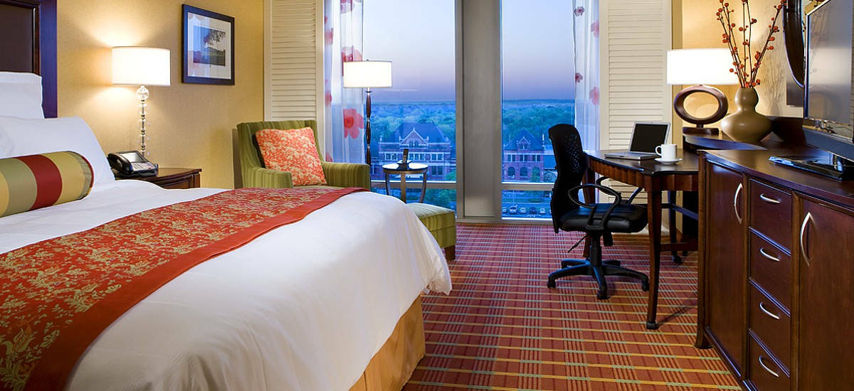 Hotel Renaissance & At The Convention Center 4*