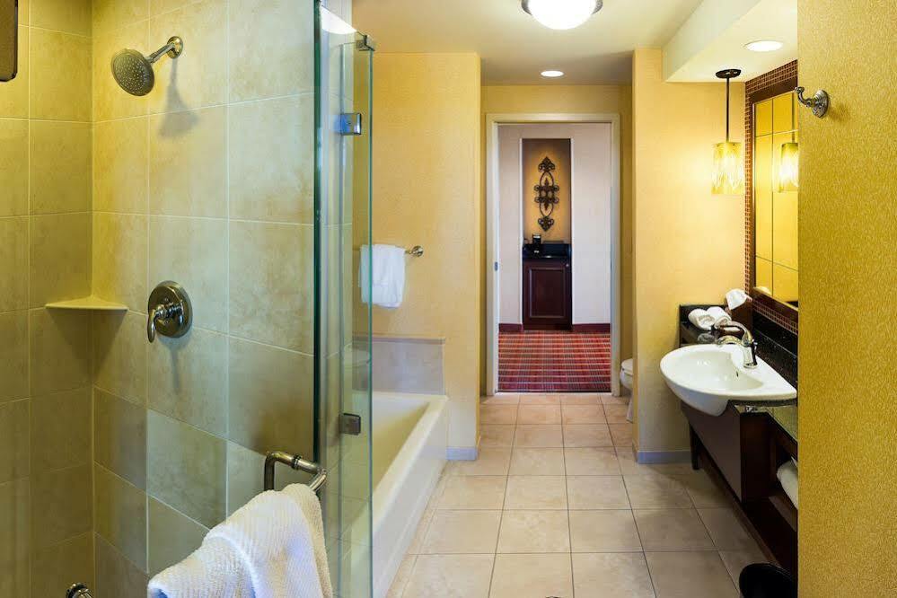 Renaissance & At The Convention Center Hotel 4*